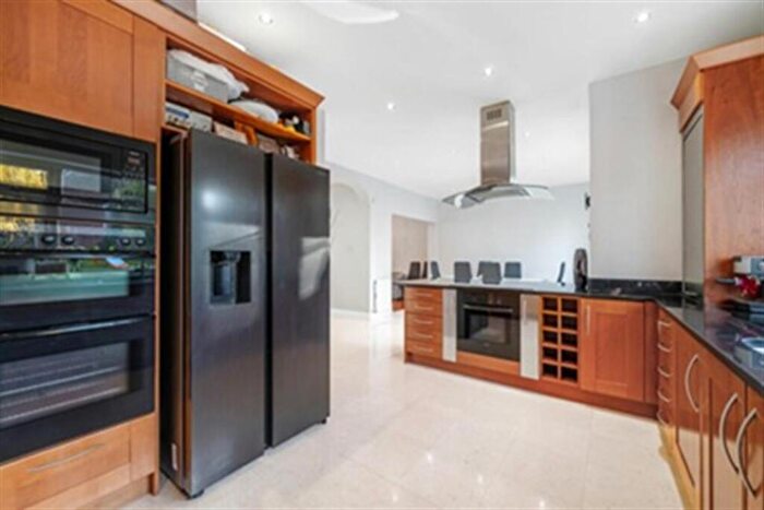 4 Bedroom House For Sale In Chatsworth Avenue, Hendon, London, NW4