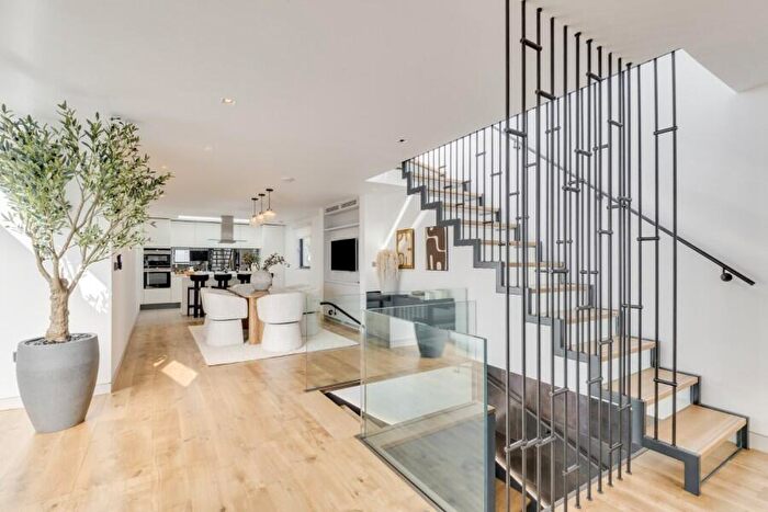 4 Bedroom Terraced House To Rent In Rosslyn Mews, Hampstead, NW3