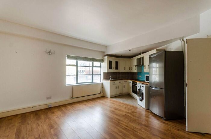 2 Bedroom Flat To Rent In Quayside House, Canary Wharf, London, E14