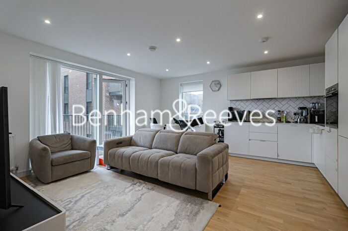 2 Bedroom Flat To Rent In Cedrus Avenue, Southall, UB1