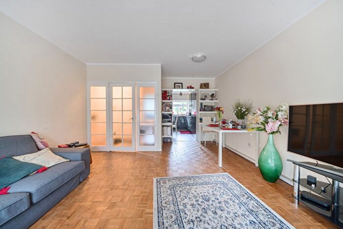 2 Bedroom Flat For Sale In Pinewood Grove, Ealing, London, W5