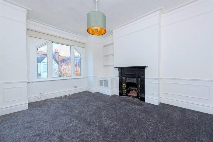 3 Bedroom Flat To Rent In Dahomey Road, London, SW16