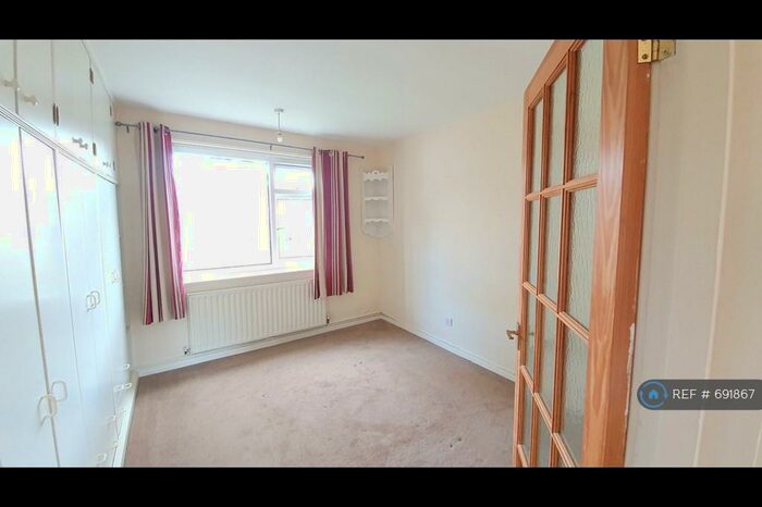 1 Bedroom Flat To Rent In Farnley, Leeds, LS12