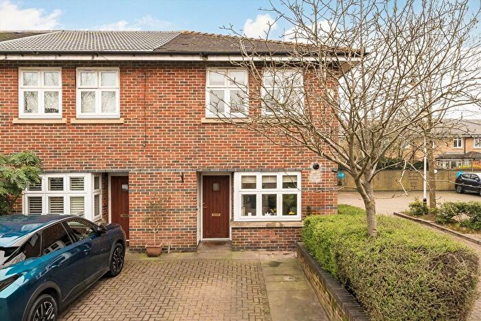 4 Bedroom End Of Terrace House For Sale In William Close, Southall, UB2