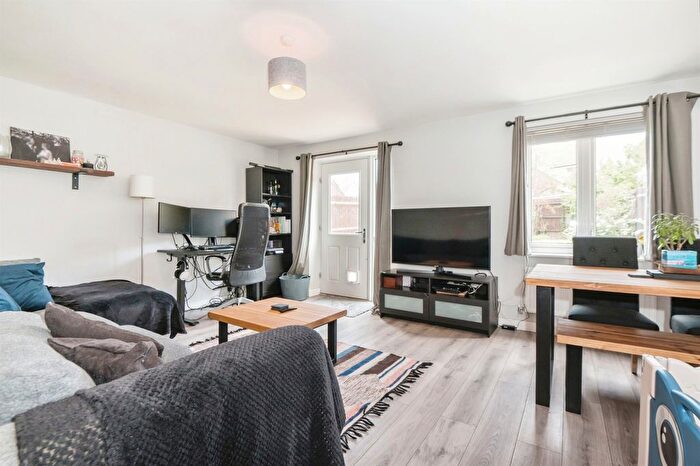 3 Bedroom End Of Terrace House For Sale In Chiltern Crescent, Fair Oak, Eastleigh, SO50