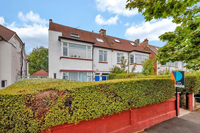 2 Bedroom Flat For Sale In Chatsworth Road, London, NW2