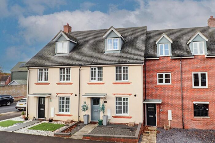 3 Bedroom Town House For Sale In Jubilee Drive, Church Crookham, GU52