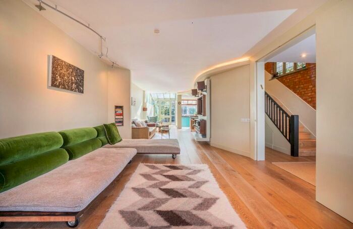 4 Bedroom Flat To Rent In Dingwall Gardens, London, NW11