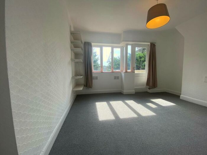 Flat To Rent In Brine House, Bow, E3
