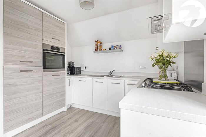 2 Bedroom Flat For Sale In Germander Avenue, Halling, Rochester, Kent, ME2