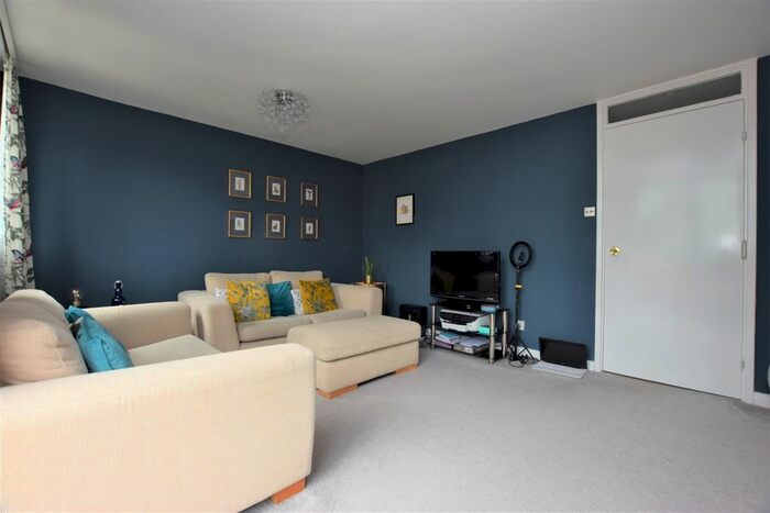 3 Bedroom Flat To Rent In Sedgmoor Place, London, SE5
