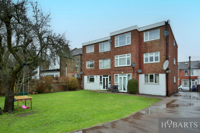 2 Bedroom Flat For Sale In Park Avenue, Maple Durham Court, N13
