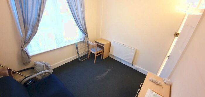 1 Bedroom Flat To Rent In High Road, London, N11