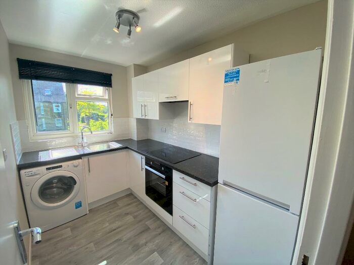 1 Bedroom Flat To Rent In Elder Close, Guildford, Surrey, GU4