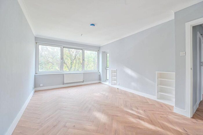 2 Bedroom Flat To Rent In East Street, Elephant And Castle, London, SE17