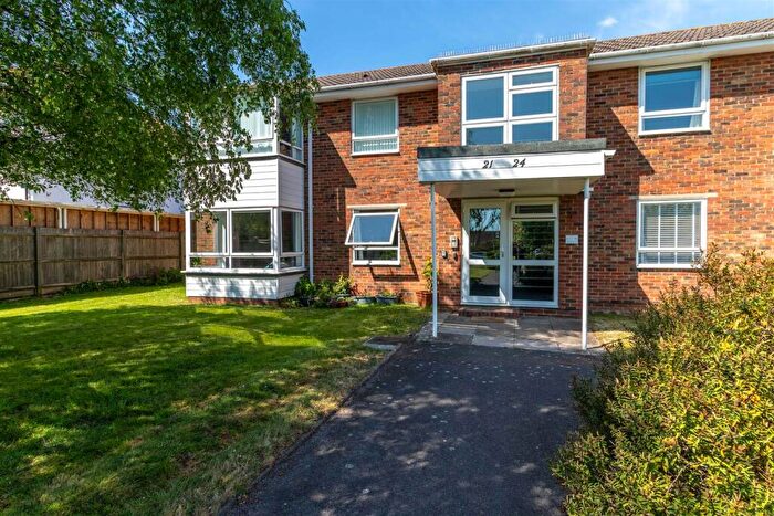 2 Bedroom Flat For Sale In Hawthorn Gardens, Worthing, BN14
