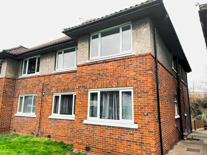 2 Bedroom Flat To Rent In Surbiton Hill Park, Surbiton, KT5