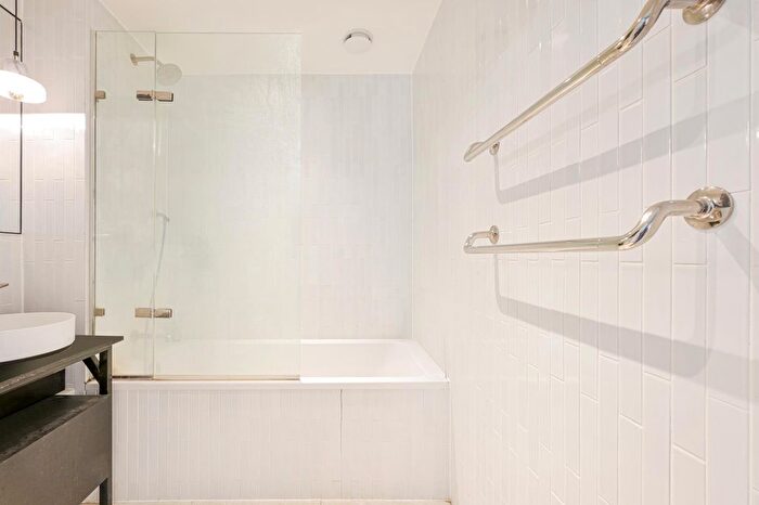 2 Bedroom Flat To Rent In Long Street, London, Shoredtich, E2