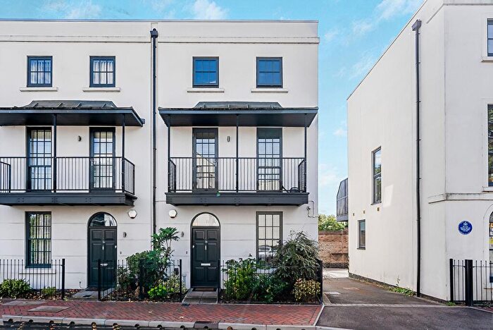 3 Bedroom Semi-Detached House For Sale In North Road, Hertford, SG14