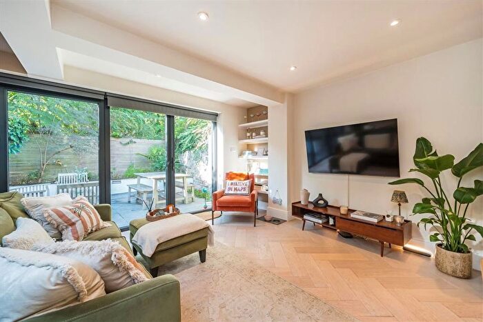 3 Bedroom Flat For Sale In Norroy Road, Barnes, SW15