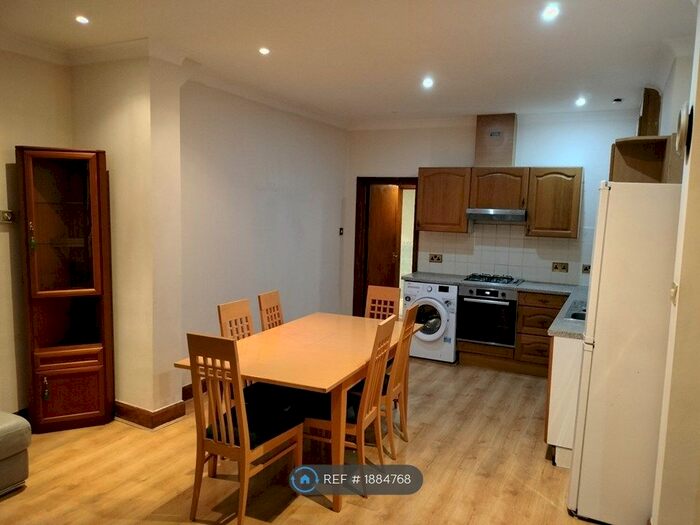 3 Bedroom Flat To Rent In Whitton Road, Hounslow, TW3