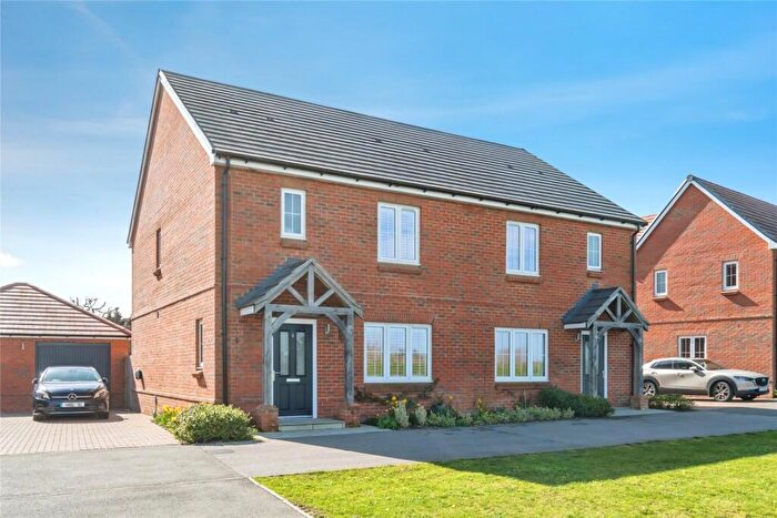 3 Bedroom Semi Detached House For Sale In Kingsmead Avenue, Chichester, West Sussex, PO19