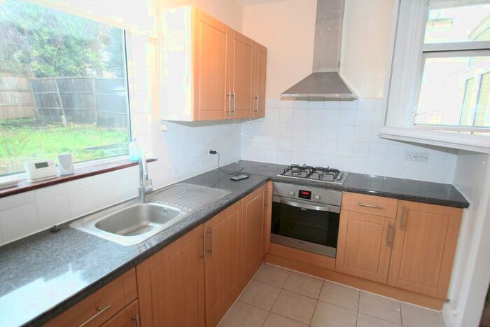 2 Bedroom Flat To Rent In Rowsley Avenue, London, NW4