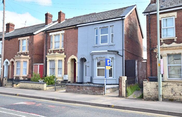 3 Bedroom Semi-Detached House To Rent In Barton Street, Gloucester, GL1