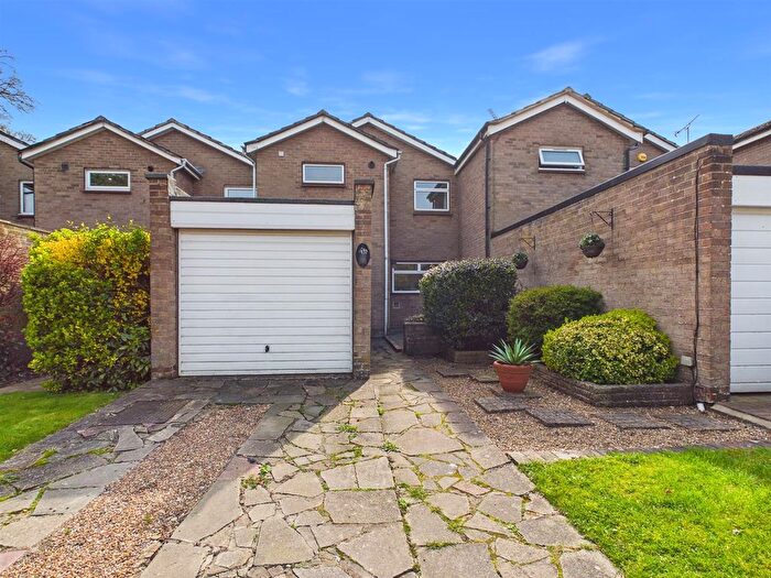 3 Bedroom Property For Sale In Magpie Close, Coulsdon, CR5