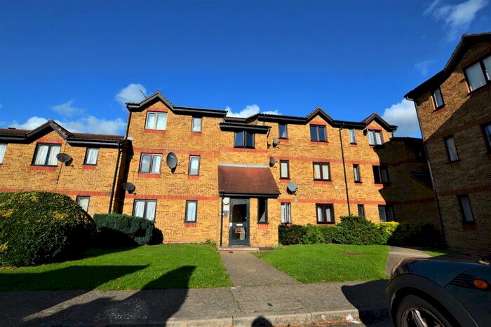 2 Bedroom Flat To Rent In Celadon Close, Enfield EN3