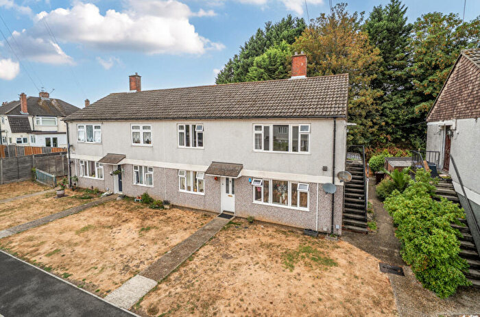 2 Bedroom Maisonette For Sale In Holly Close, Aldershot, Hampshire, GU12