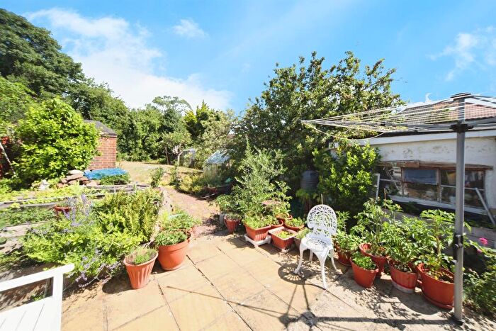 3 Bedroom Semi-Detached House For Sale In Cranleigh Gardens, Luton, LU3