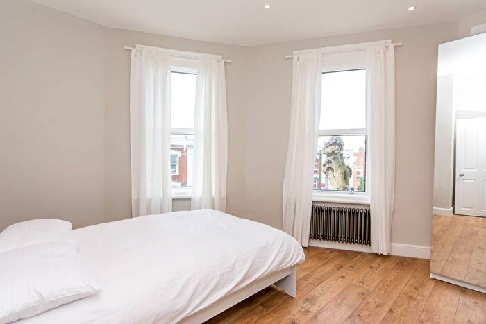 2 Bedroom Flat For Sale In Willesden Lane, Brondesbury, London, NW6