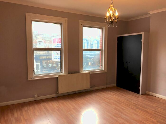 3 Bedroom Flat To Rent In Greyhound Lane, London, SW16