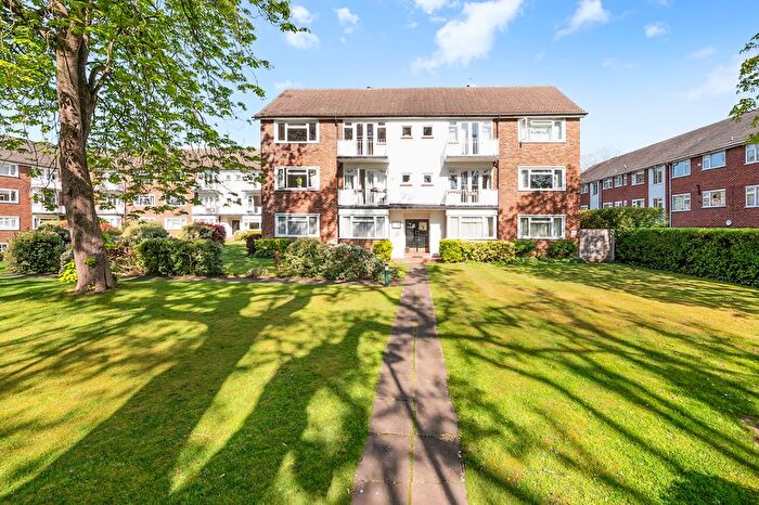 2 Bedroom Flat For Sale In Lovelace Gardens, Surbiton, KT6