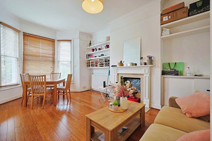 2 Bedroom Flat To Rent In Bassein Park Road, W12