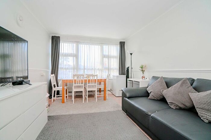 2 Bedroom Flat For Sale In Bucklands Road, Teddington, TW11