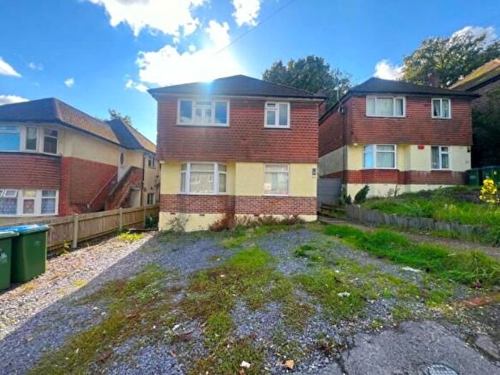 2 Bedroom Flat To Rent In Vale Drive, Southampton, SO18