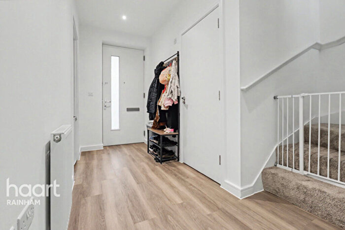 4 Bedroom Town House For Sale In Bridgend Crescent, Rainham, RM13