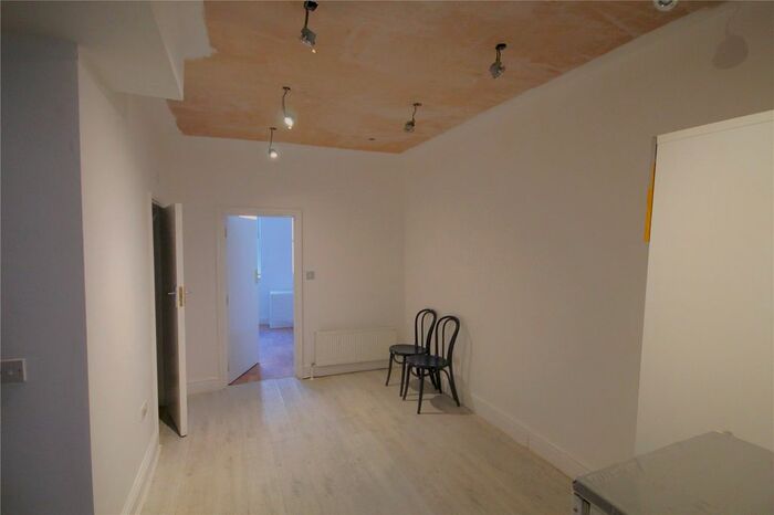 1 Bedroom Flat To Rent In High Street, Addlestone, Surrey, KT15