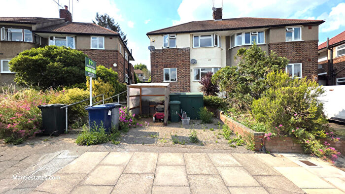 2 Bedroom Maisonette For Sale In Avondale Avenue, East Barnet, EN4