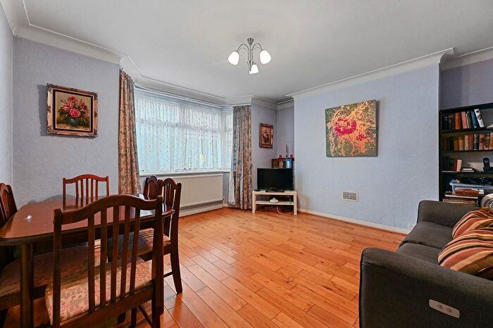 2 Bedroom Flat For Sale In The Vale, Acton, W3