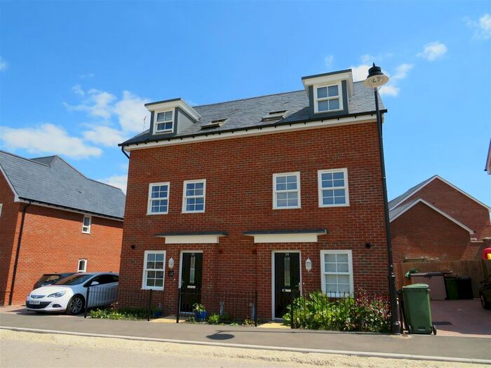 3 Bedroom Semi-Detached House To Rent In Bazeley Road, Waterlooville, PO7
