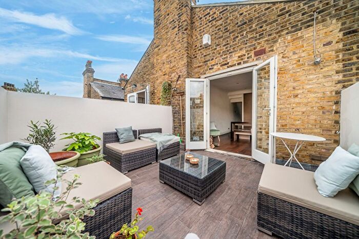 3 Bedroom Maisonette For Sale In Stanley Grove, London, SW8