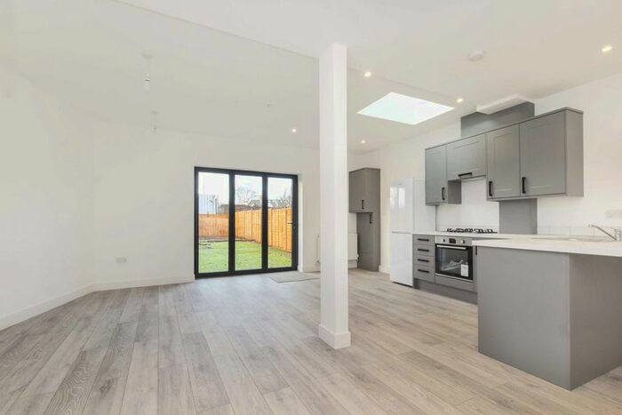 2 Bedroom Flat To Rent In Dorien Road, London, SW20