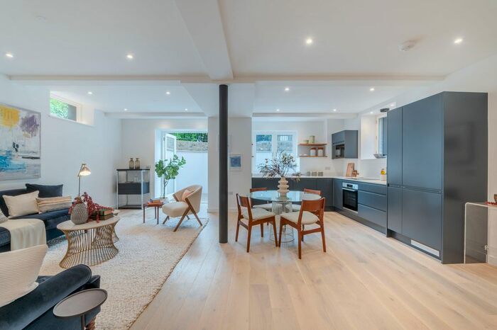 2 Bedroom Flat To Rent In Guildford House, Lacy Road, SW15