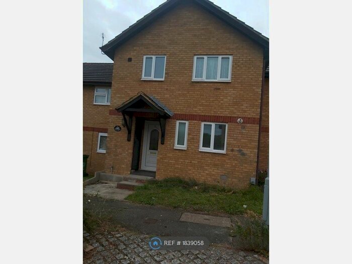 3 Bedroom Terraced House To Rent In Underwood Close, Luton, LU3