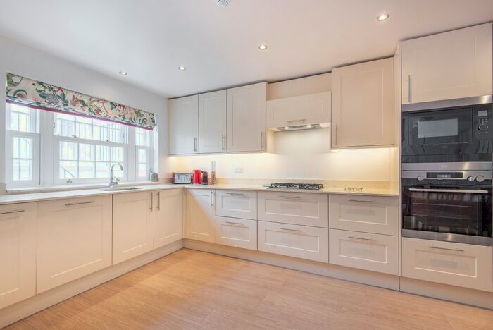 4 Bedroom Flat To Rent In Beaufort Close, SW15