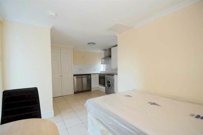 1 Bedroom Studio Flat To Rent In Chatham Street, Reading, Berkshire, RG1