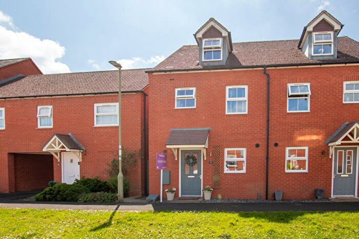3 Bedroom Town House For Sale In Ayres Drive, Bloxham, OX15